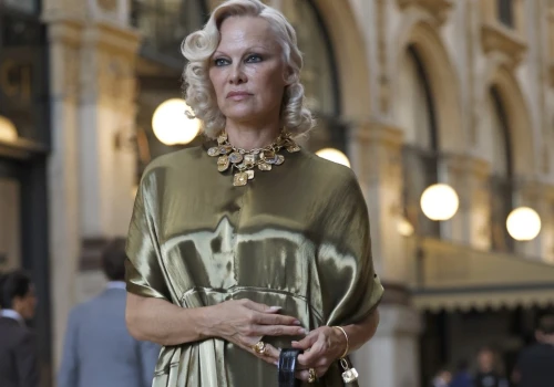 Pamela Anderson w Mediolanie zachwyciła makijażem. Wróciła do glamour