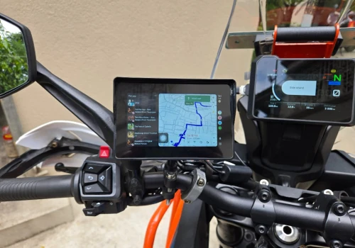 CPMC P5 – mały, 5-calowy ekran CarPlay i Android Auto na motocykl. Z kodem Motovoyager22 za 260 zł