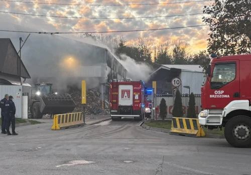 Pożar na terenie firmy w Karsach. W akcji 10 zastępów straży pożarnej