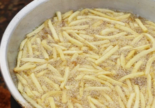 Frytki wyjdą chrupiące jak nigdy. Wystarczy jeden szczegół