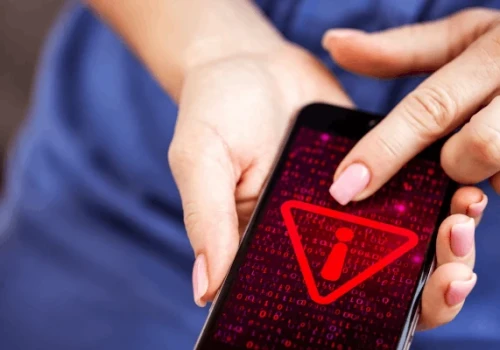 Smishing niemal 7 razy skuteczniejszy od phishingu. 70% pracowników kliknęło fałszywy SMS od sklepu z elektroniką