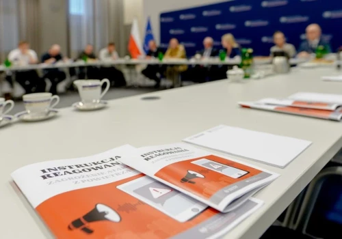 Jak reagować na atak z powietrza? MSWiA przygotowało specjalną instrukcję