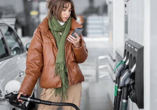 Nigdy nie korzystaj z telefonu na stacji paliw. Wielu Polaków łamie ten zakaz. Ogromne ryzyko