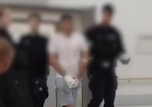 Nagranie z SOR-u po ataku w Jarosławiu. Policjanci przyprowadzili tam nożownika z Ukrainy