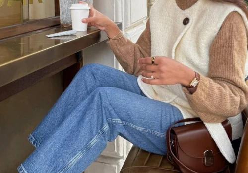 Najmodniejsze jeansy jesieni są gdzieś pomiędzy skinny a mom jeans. Ten krój robi świetne proporcje