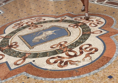 Legenda mówi, że przynosi szczęście. Turyści od lat kręcą się wokół tej mozaiki