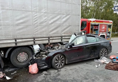 Skoda uderzyła w tył ciężarówki na S1. 27-latek w ciężkim stanie