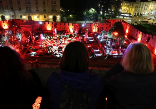 To miejsce po zmroku zachwyca. Ogrody Królewskie na Wawelu w niezwykłej odsłonie