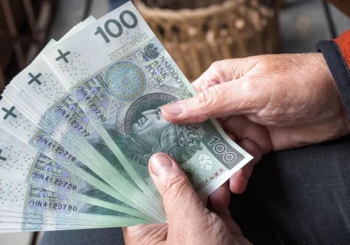 Nawet 1993,76 zł co miesiąc. ZUS wypłaca świadczenia przedemerytalne. Wystarczy spełnić 2 warunki