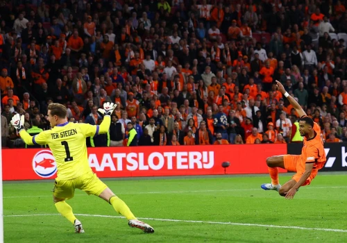 Bajeczny gol w 92. minucie rozstrzygnął hit Holandii Xaviego z Niemcami Kloppa