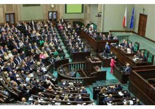 Zaskakujący sondaż. KO wygrywa, ale prawica bierze Sejm