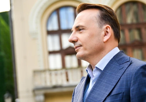 Trzy mieszkania, działki rodziny i „stary układ”. Łukasz Gibała odpowiada na zarzuty…