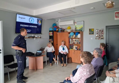 Policjanci, strażnicy i pracownicy ZUS z seniorami o bezpieczeństwie