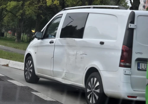 Zderzenie autobusu MPK z autem dostawczym na ul. Romera w Lublinie. Wszystko nagrała kamera