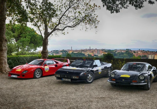 Ferrari Cavalcade Classiche 2026 nad jeziorem Garda. 75 załóg i ponad 30 klasycznych modeli