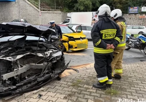 Potężne korki w Jeleniej Górze po zderzeniu dwóch aut na ruchliwym skrzyżowaniu