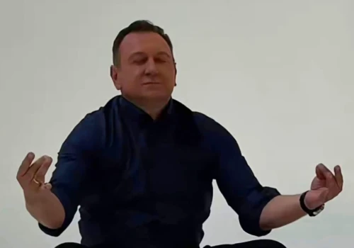 Poseł KO jak Romeo. Wije się przed aparatem w ekskluzywnej sesji i udaje kwiat lotosu