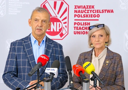 Ruszają dwie ogólnopolskie akcje ZNP. Związek pyta rządzących, co dalej z inicjatywą „Godne płace…” i wynagrodzeniami za udział wycieczkach.