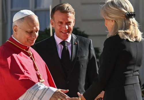 73-letnia Brigitte Macron w czerni na spotkaniu z papieżem. Odważnie zrezygnowała z tradycji