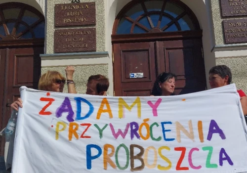 Biskup z Legnicy wybrał wojnę. Wierni w geście protestu rzucają na tacę po 5 groszy