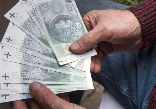 Pracowała 40 lat, ale zawsze za najniższą krajową. Taką emeryturę wypłaca ZUS