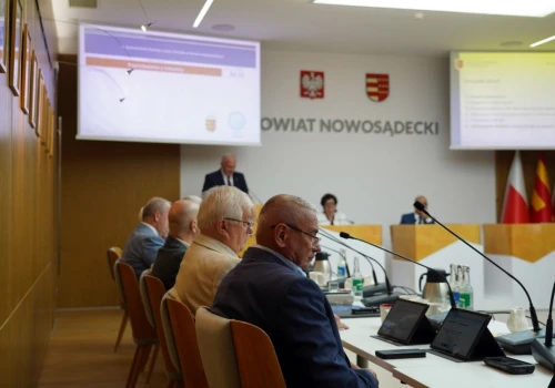 Nowa szkoła muzyczna w Łącku, filia wydziału komunikacji w Podegrodziu i miliony dla szpitala. Ważne decyzje powiatu
