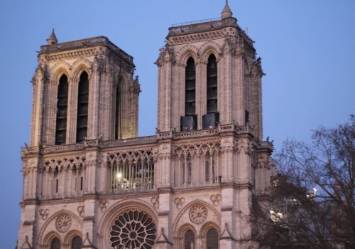Papież w katedrze Notre-Dame: w tym miejscu bije serce narodu