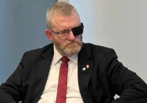 Grzegorz Braun wykluczony z własnej rozprawy. Sędzia stracił cierpliwość