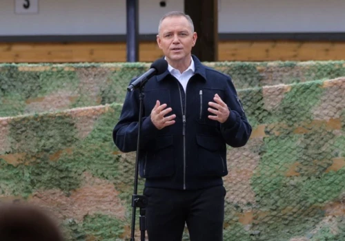Nawrocki ubolewa nad Polakami bez broni. Sam 