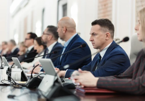Świadczenie rośnie z 2150 do 2500 zł. Program rusza w październiku
