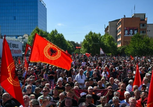 Bałkański kocioł wrze. Paraliż w stolicy, tłum protestuje po decyzji sądu
