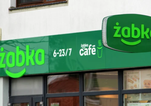 Żabka sprzedaje ponad 50 mln kaw, a teraz wprowadza nowe. Rośnie presja na kawiarnie
