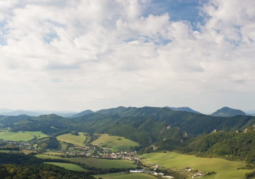 Wygląda jak Dolomity, a leży znacznie bliżej. Jesienią szlak tonie w kolorach