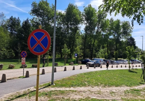 Sosina: Położyli kłody i zarobili więcej z opłat za parking. Mieszkańcy: Przyjeżdżamy na krótko, pospacerować. Nie chcemy płacić