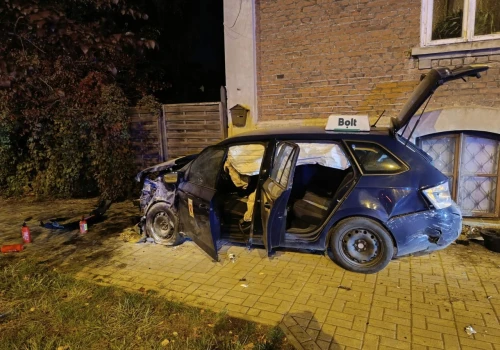 Zderzenie dwóch boltów na skrzyżowaniu. Jeden z kierowców wjechał na czerwonym