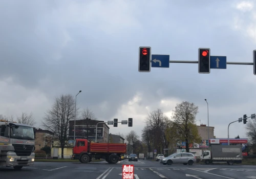 Białe światło na sygnalizacji. Naukowcy chcą zmienić zasady dla aut bez kierowców
