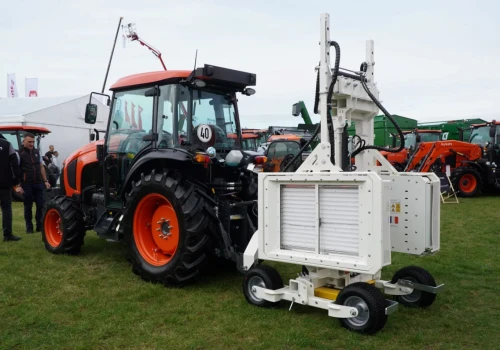 Zamiast oprysku światło UV. Kubota pokazała nietypową maszynę na Agro Show