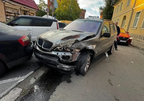 Zielona Góra. Pijana Ukrainka BMW rozbił samochód i uciekła z małym dzieckiem (ZDJĘCIA)