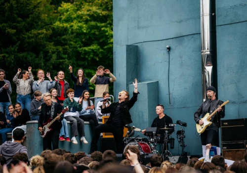 U2. Wrócili i zagrali na szkolnym dziedzińcu w Dublinie. Zespół świętuje 50-lecie