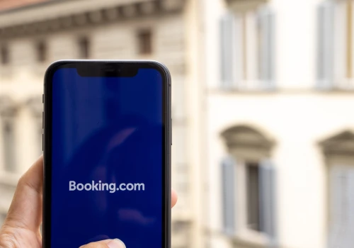 Zarezerwowali nocleg przez Booking.com. Na miejscu czekał... pub