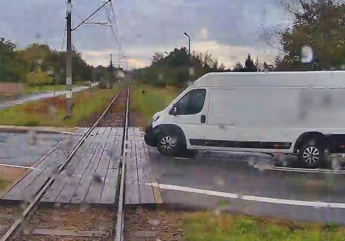 Zignorował STOP i wjechał pod pociąg. Nagranie pokazuje reakcję maszynisty