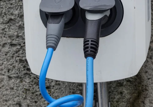 Jakie udogodnienia warto mieć, posiadając auto elektryczne?