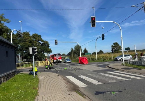 Tragiczny wypadek w Wielkopolsce. Motocykl zderzył się z dostawczym Volkswagenem. Nie żyje 55-latek