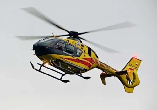 Groźny wypadek motocyklisty w Bieńkach Karkutach. 53-latek i 13-letni pasażer trafili do szpitala