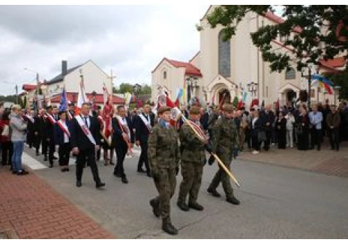 XXXI Pielgrzymka Pracowników Przemysłu Zbrojeniowego i Lotniczego w Skarżysku. Wojskowa orkiestra, modlitwa i przemarsz ulicami miasta