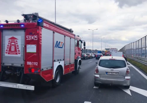 Kolejny wypadek na trasie S12/17. Dojeżdżają służby ratunkowe, korek sięga już prawie Lublina