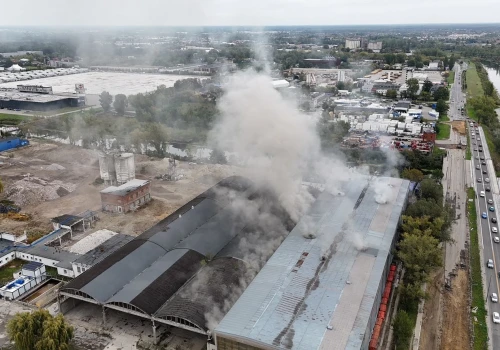Pożar na Białołęce w Warszawie. Płoną śmieci składowane w hali niedaleko Marywilskiej