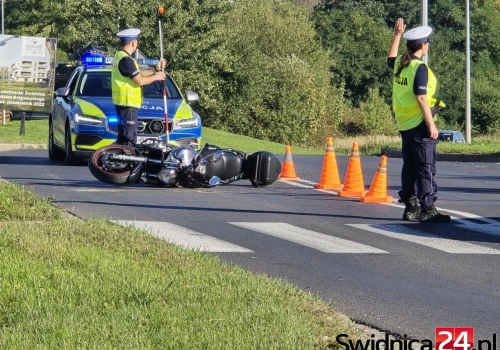 Zdarzenie na ul. Stęczyńskiego. Motocyklista uderzył w auto i trafił do szpitala