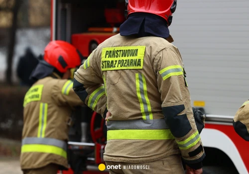 Pożar hali w Warszawie. Palą się składowane śmieci