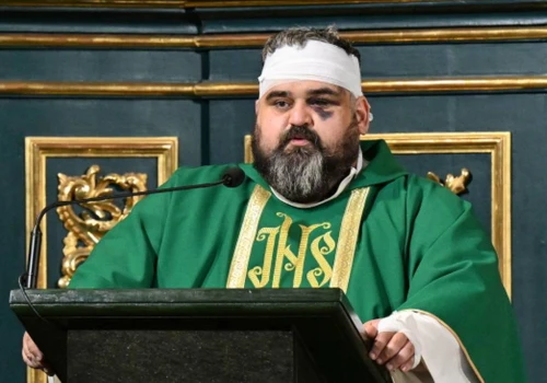 Dwa dni po ataku wrócił do opactwa. Ranny ksiądz stanął przy ołtarzu